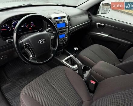 Серый Хендай Санта Фе, объемом двигателя 2.2 л и пробегом 260 тыс. км за 11800 $, фото 5 на Automoto.ua