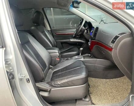 Серый Хендай Санта Фе, объемом двигателя 2 л и пробегом 270 тыс. км за 11900 $, фото 9 на Automoto.ua