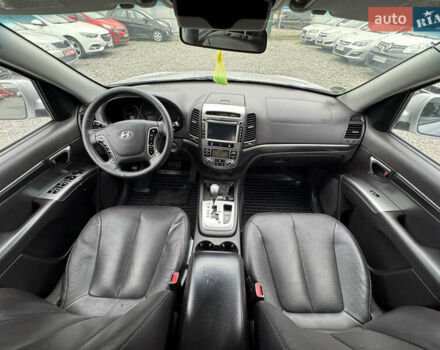 Серый Хендай Санта Фе, объемом двигателя 2.2 л и пробегом 200 тыс. км за 11000 $, фото 14 на Automoto.ua