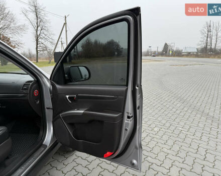 Серый Хендай Санта Фе, объемом двигателя 2 л и пробегом 236 тыс. км за 12600 $, фото 19 на Automoto.ua