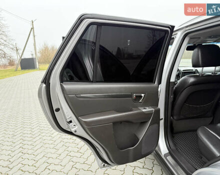 Серый Хендай Санта Фе, объемом двигателя 2 л и пробегом 236 тыс. км за 12600 $, фото 15 на Automoto.ua