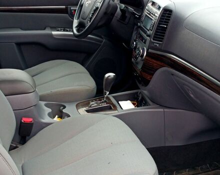 Серый Хендай Санта Фе, объемом двигателя 2.4 л и пробегом 185 тыс. км за 9500 $, фото 7 на Automoto.ua