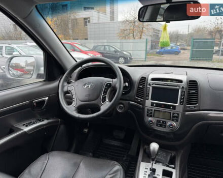 Серый Хендай Санта Фе, объемом двигателя 2.2 л и пробегом 200 тыс. км за 11000 $, фото 16 на Automoto.ua