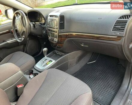 Серый Хендай Санта Фе, объемом двигателя 2.2 л и пробегом 223 тыс. км за 12800 $, фото 6 на Automoto.ua