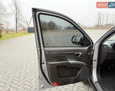 Серый Хендай Санта Фе, объемом двигателя 2 л и пробегом 236 тыс. км за 12600 $, фото 10 на Automoto.ua