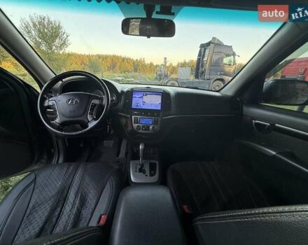 Серый Хендай Санта Фе, объемом двигателя 2.2 л и пробегом 230 тыс. км за 12800 $, фото 16 на Automoto.ua