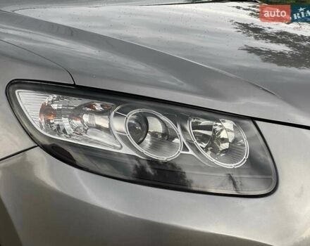 Серый Хендай Санта Фе, объемом двигателя 2 л и пробегом 189 тыс. км за 11980 $, фото 4 на Automoto.ua