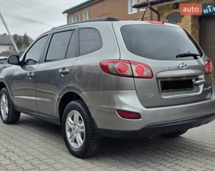 Серый Хендай Санта Фе, объемом двигателя 2.4 л и пробегом 237 тыс. км за 9999 $, фото 2 на Automoto.ua