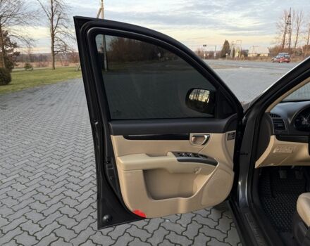 Серый Хендай Санта Фе, объемом двигателя 2 л и пробегом 227 тыс. км за 12900 $, фото 7 на Automoto.ua