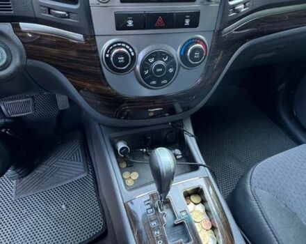 Серый Хендай Санта Фе, объемом двигателя 2.4 л и пробегом 166 тыс. км за 11000 $, фото 4 на Automoto.ua