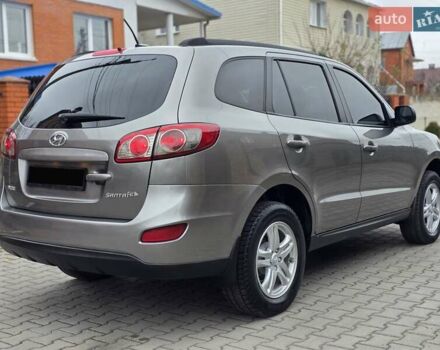 Серый Хендай Санта Фе, объемом двигателя 2.4 л и пробегом 237 тыс. км за 9999 $, фото 3 на Automoto.ua