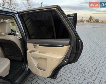 Серый Хендай Санта Фе, объемом двигателя 2 л и пробегом 227 тыс. км за 12900 $, фото 24 на Automoto.ua