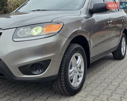 Серый Хендай Санта Фе, объемом двигателя 2.4 л и пробегом 237 тыс. км за 9999 $, фото 5 на Automoto.ua