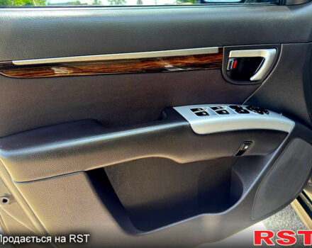 Серый Хендай Санта Фе, объемом двигателя 2.4 л и пробегом 170 тыс. км за 11450 $, фото 6 на Automoto.ua