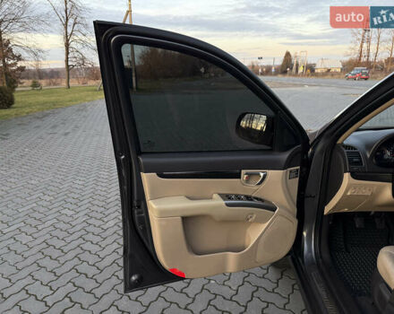 Серый Хендай Санта Фе, объемом двигателя 2 л и пробегом 227 тыс. км за 12900 $, фото 11 на Automoto.ua