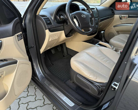 Серый Хендай Санта Фе, объемом двигателя 2 л и пробегом 227 тыс. км за 12900 $, фото 13 на Automoto.ua