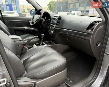 Сірий Хендай Санта Фе, об'ємом двигуна 2.2 л та пробігом 226 тис. км за 12250 $, фото 40 на Automoto.ua