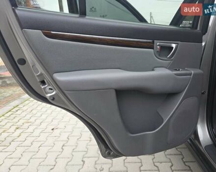 Серый Хендай Санта Фе, объемом двигателя 2.4 л и пробегом 237 тыс. км за 9999 $, фото 51 на Automoto.ua