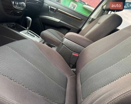 Серый Хендай Санта Фе, объемом двигателя 2 л и пробегом 189 тыс. км за 11980 $, фото 15 на Automoto.ua