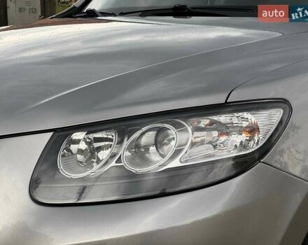 Серый Хендай Санта Фе, объемом двигателя 2 л и пробегом 189 тыс. км за 11980 $, фото 2 на Automoto.ua