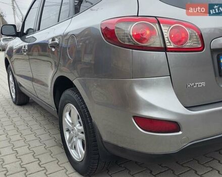 Серый Хендай Санта Фе, объемом двигателя 2.4 л и пробегом 237 тыс. км за 9999 $, фото 6 на Automoto.ua
