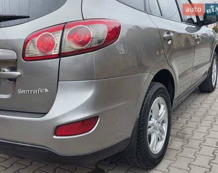 Серый Хендай Санта Фе, объемом двигателя 2.4 л и пробегом 237 тыс. км за 9999 $, фото 7 на Automoto.ua