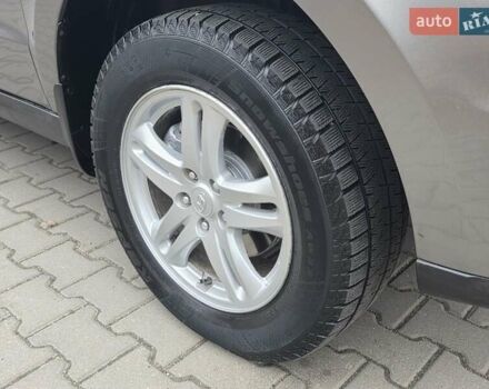 Серый Хендай Санта Фе, объемом двигателя 2.4 л и пробегом 237 тыс. км за 9999 $, фото 8 на Automoto.ua