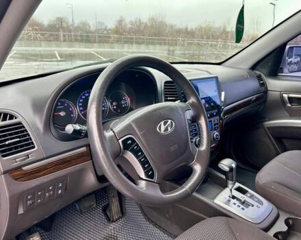 Серый Хендай Санта Фе, объемом двигателя 2 л и пробегом 260 тыс. км за 12900 $, фото 5 на Automoto.ua