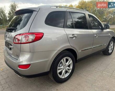 Серый Хендай Санта Фе, объемом двигателя 2 л и пробегом 189 тыс. км за 11980 $, фото 13 на Automoto.ua