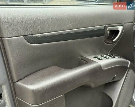 Сірий Хендай Санта Фе, об'ємом двигуна 2.2 л та пробігом 226 тис. км за 12250 $, фото 32 на Automoto.ua