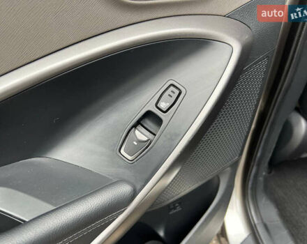 Сірий Хендай Санта Фе, об'ємом двигуна 2 л та пробігом 158 тис. км за 12400 $, фото 13 на Automoto.ua