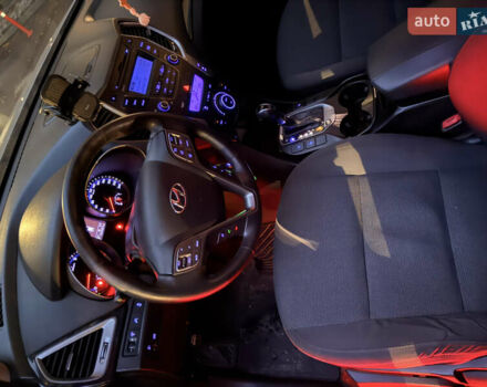 Серый Хендай Санта Фе, объемом двигателя 2.36 л и пробегом 227 тыс. км за 13900 $, фото 7 на Automoto.ua