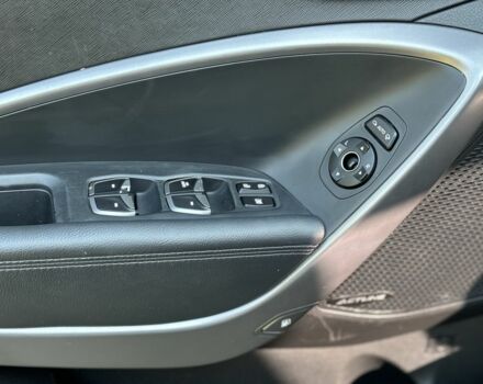 Серый Хендай Санта Фе, объемом двигателя 2 л и пробегом 228 тыс. км за 16400 $, фото 18 на Automoto.ua