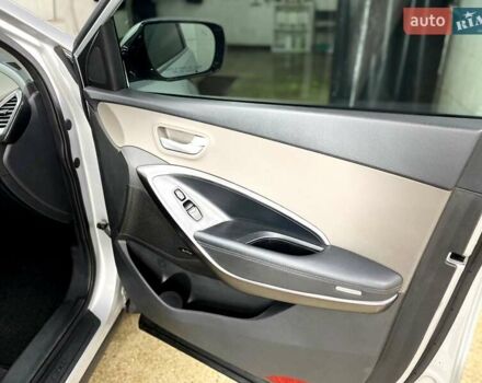 Серый Хендай Санта Фе, объемом двигателя 2 л и пробегом 130 тыс. км за 14700 $, фото 4 на Automoto.ua