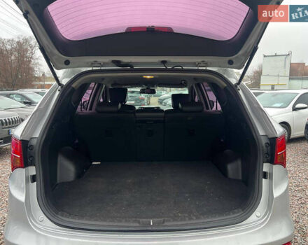 Серый Хендай Санта Фе, объемом двигателя 2 л и пробегом 247 тыс. км за 16500 $, фото 9 на Automoto.ua