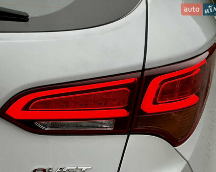 Серый Хендай Санта Фе, объемом двигателя 2 л и пробегом 194 тыс. км за 17900 $, фото 2 на Automoto.ua