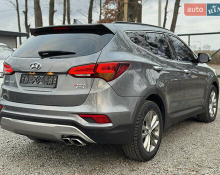 Серый Хендай Санта Фе, объемом двигателя 2 л и пробегом 137 тыс. км за 20500 $, фото 4 на Automoto.ua