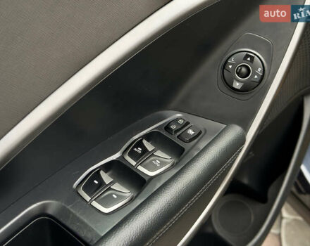 Серый Хендай Санта Фе, объемом двигателя 2.36 л и пробегом 110 тыс. км за 15500 $, фото 18 на Automoto.ua