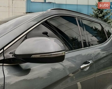 Серый Хендай Санта Фе, объемом двигателя 2 л и пробегом 187 тыс. км за 21555 $, фото 4 на Automoto.ua