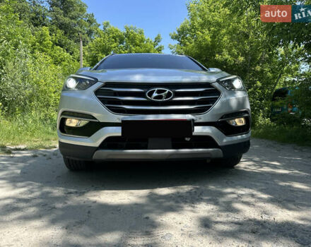 Серый Хендай Санта Фе, объемом двигателя 2 л и пробегом 150 тыс. км за 21899 $, фото 2 на Automoto.ua