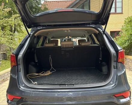 Серый Хендай Санта Фе, объемом двигателя 2.2 л и пробегом 146 тыс. км за 22000 $, фото 11 на Automoto.ua