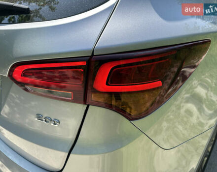 Серый Хендай Санта Фе, объемом двигателя 2 л и пробегом 150 тыс. км за 21899 $, фото 12 на Automoto.ua