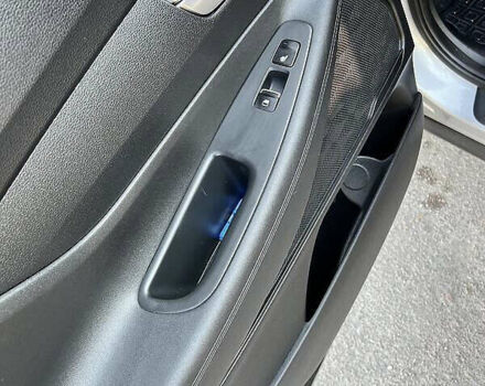 Серый Хендай Санта Фе, объемом двигателя 2 л и пробегом 147 тыс. км за 24500 $, фото 9 на Automoto.ua