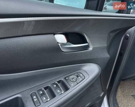 Серый Хендай Санта Фе, объемом двигателя 2 л и пробегом 95 тыс. км за 25500 $, фото 13 на Automoto.ua