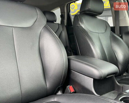 Сірий Хендай Санта Фе, об'ємом двигуна 2 л та пробігом 138 тис. км за 26500 $, фото 26 на Automoto.ua