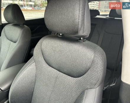 Серый Хендай Санта Фе, объемом двигателя 2.5 л и пробегом 17 тыс. км за 31500 $, фото 5 на Automoto.ua