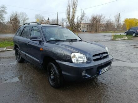Серый Хендай Санта Фе, объемом двигателя 2 л и пробегом 333 тыс. км за 2000 $, фото 1 на Automoto.ua