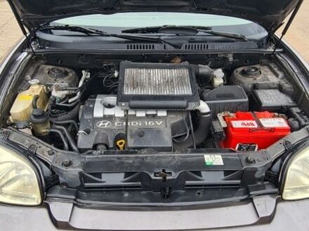 Серый Хендай Санта Фе, объемом двигателя 2 л и пробегом 375 тыс. км за 3800 $, фото 1 на Automoto.ua