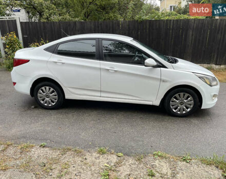 Белый Хендай Соларис, объемом двигателя 1.59 л и пробегом 250 тыс. км за 5200 $, фото 6 на Automoto.ua