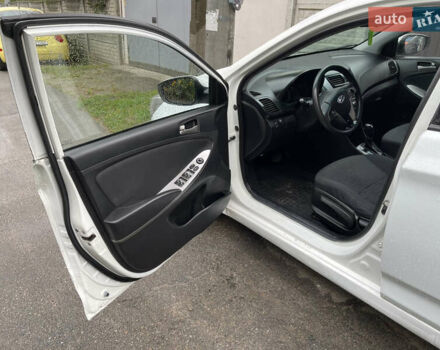 Белый Хендай Соларис, объемом двигателя 1.59 л и пробегом 250 тыс. км за 5200 $, фото 12 на Automoto.ua